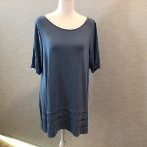 J.JILL “WEAREVER COLLECTION” BLUE SHORT SLEEVE TUNIC W/ TIERED RUFFLE DETAILING